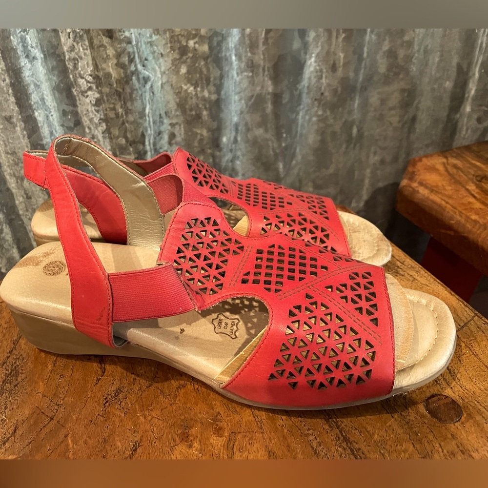 Remonte woman’s sandals size 7.5!  Has a soft comfy sole! Easy slip on!